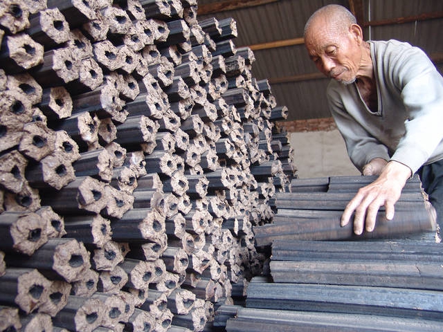 致富大參考：用鋸末邊角料加工機制木炭賺錢嗎？